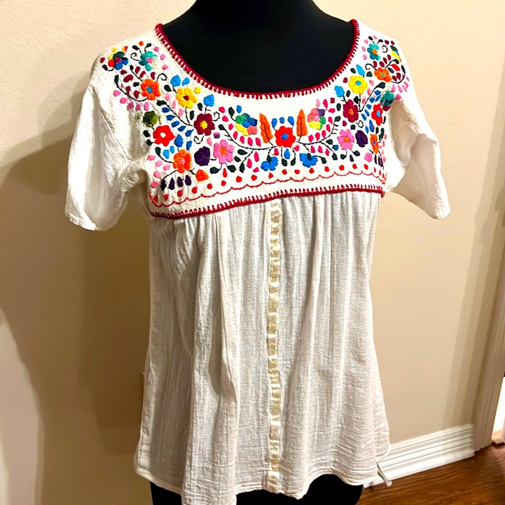 NWOT Embroidered Floral Shirt 🌸 🌼🌻🌺